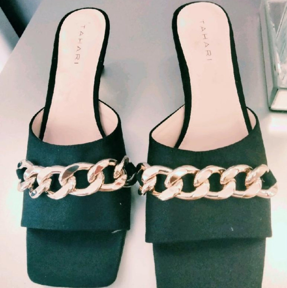 Black TAHARI Size 8 Sandals w/ small heel